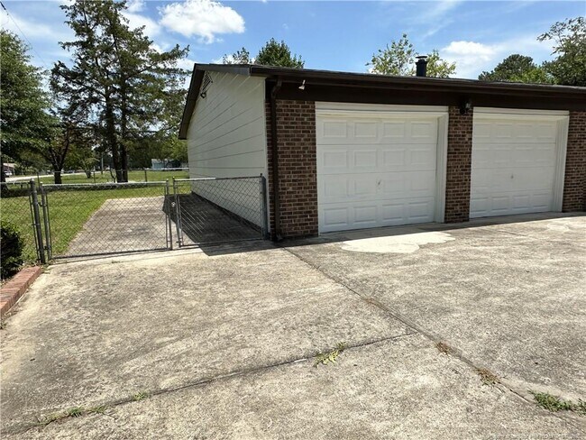 Building Photo - 1601 Blue Springs Rd