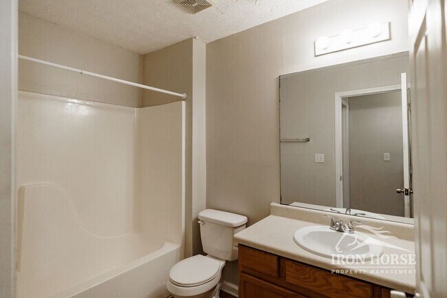 Building Photo - 605 Baron Dr