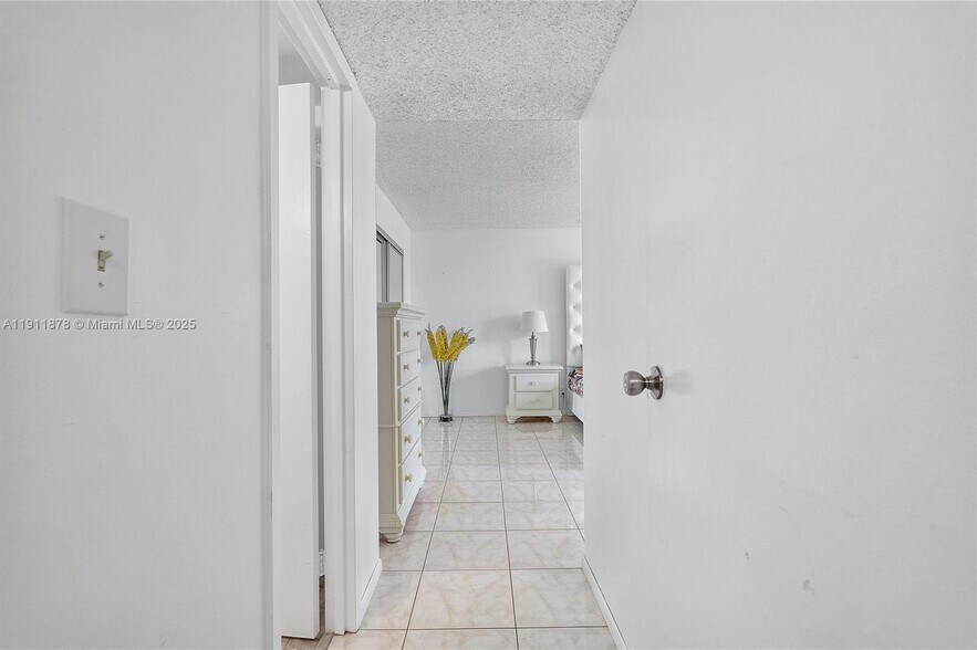 Building Photo - 1000 Parkview Dr