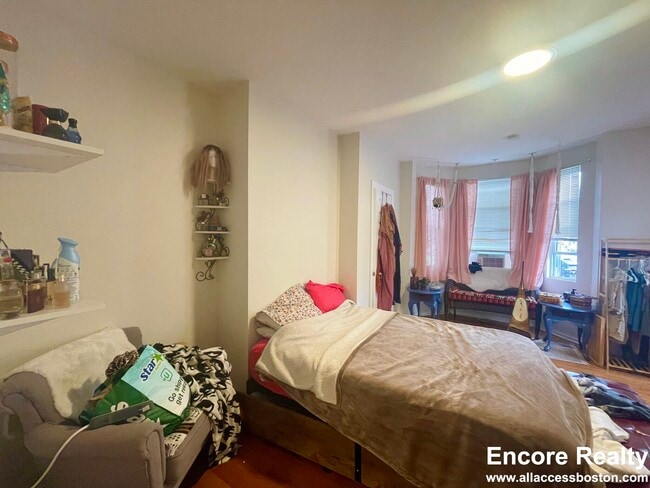 Building Photo - 75 Putnam St