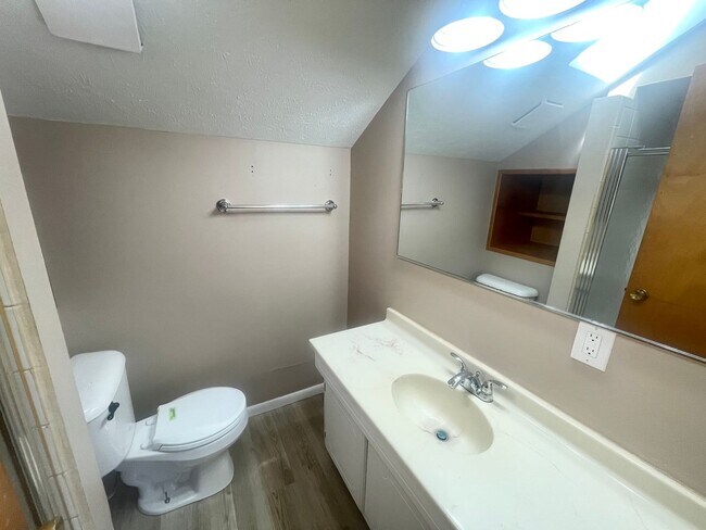 Building Photo - Spacious 4-bedroom, 2-bathroom home o