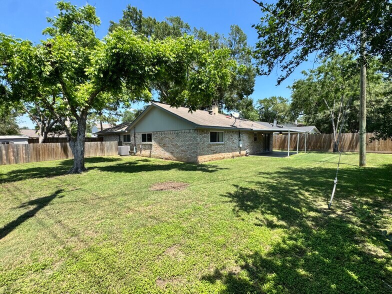 Building Photo - 9811 Charter Ridge Dr