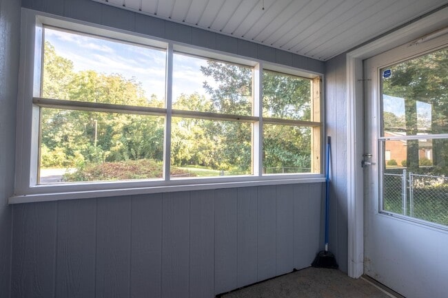 Building Photo - Cute home in Burlington with a fenced in b...