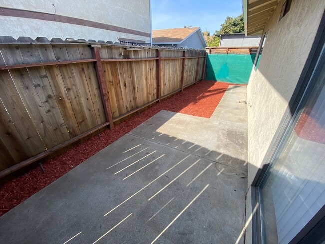 Building Photo - 705-709 E St