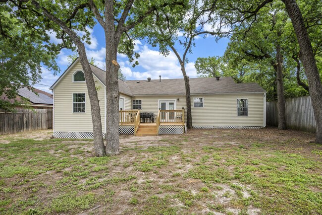 Building Photo - 728 Meadow Ln