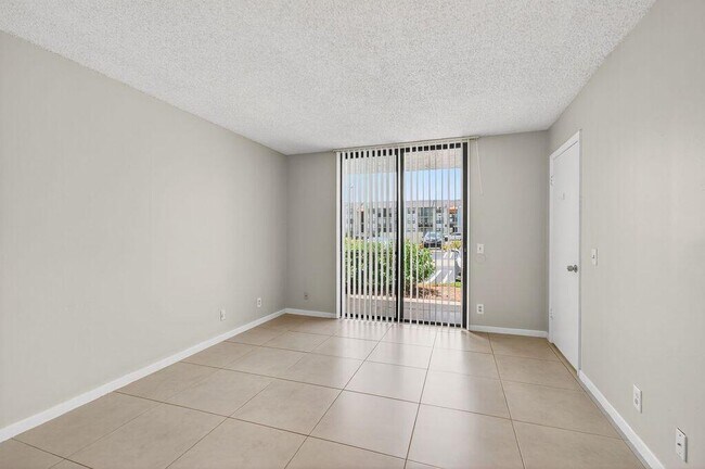 Building Photo - 752 Executive Center Dr