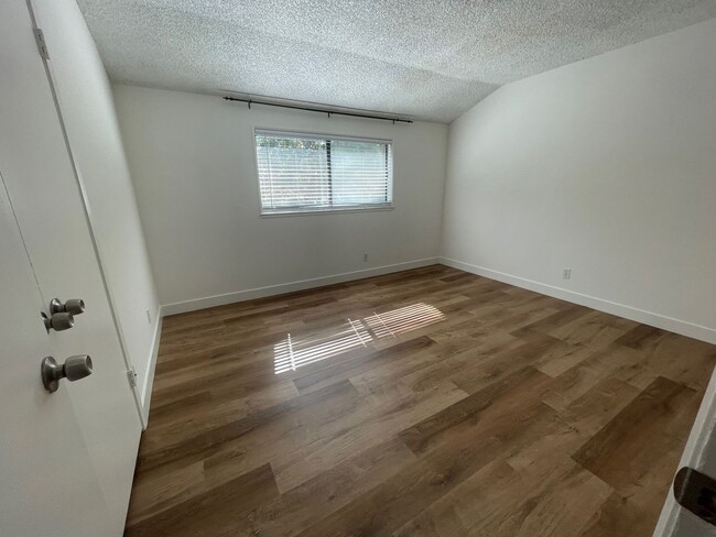 Building Photo - 5 bedroom Pet Friendly remodeled home in P...