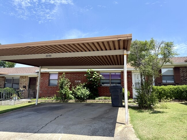 Building Photo - 2206 Shenandoah Dr