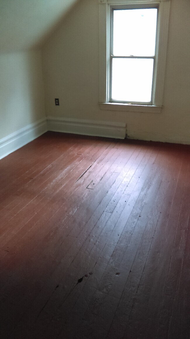 Attic 2rm - 630 Minnesota St