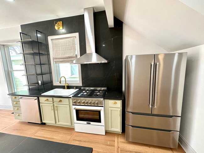 Kitchen - 603 E Morris St
