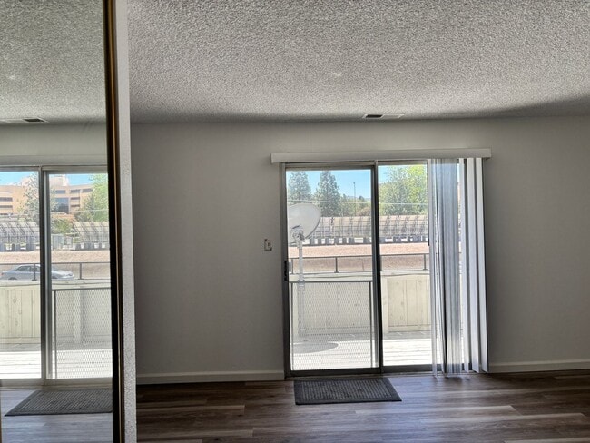 Building Photo - VERY NICE 2 BED/1 BATH 2ND FLOOR CONDO - N...