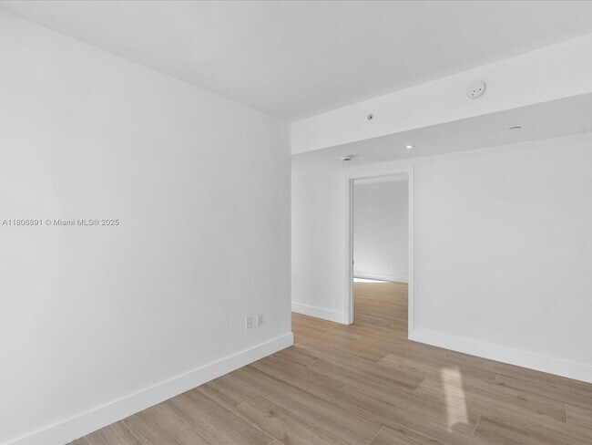 Building Photo - 9901 W Bay Harbor Dr