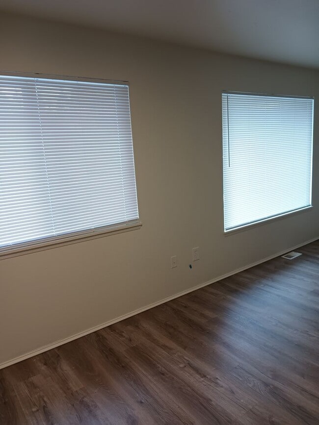 Building Photo - 3bed 2.5 bath Silverdale Rejuvinated Townhouse