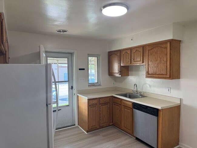 Building Photo - 3-Bedroom Townhome with Central AC