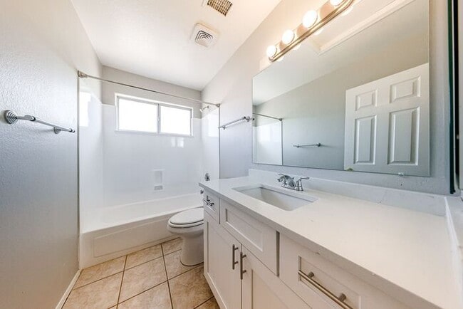 Building Photo - 5BD 3BA with Pool in West Chandler!