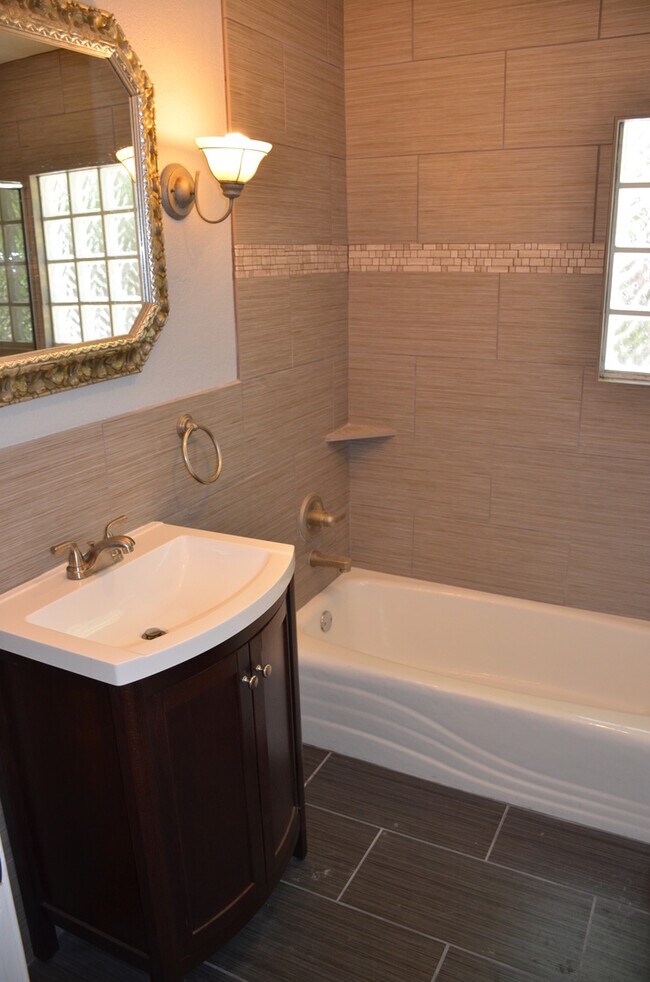 Building Photo - Westcliff - TCU area four bedroom home for lease