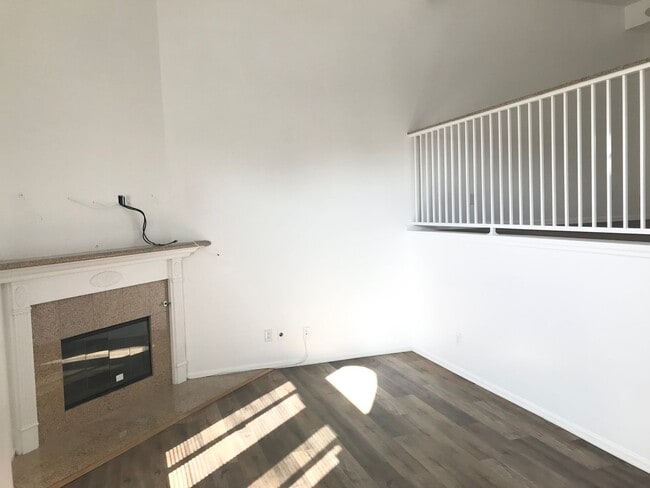 Building Photo - Beautilful Corner Unit Multi-Level Townhou...
