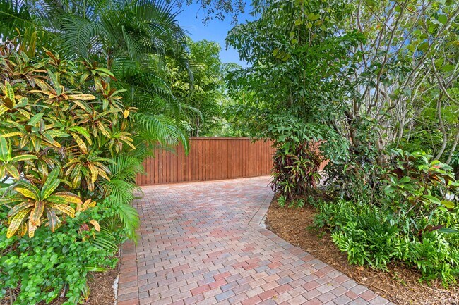 Building Photo - 727 Claremore Dr