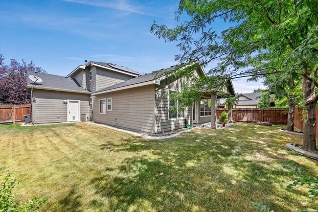 Building Photo - Stylish 4-Bed + Loft Just Minutes from The...
