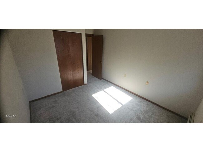 Building Photo - 16 Green River Rd