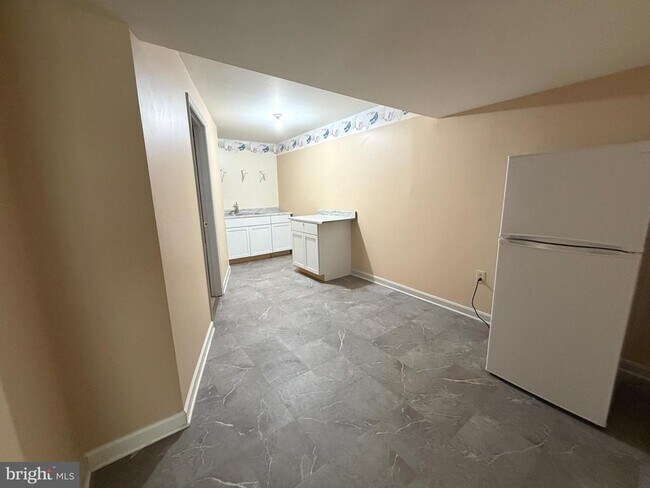 Building Photo - 407 Tamarack Cir
