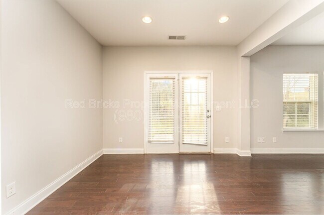 Building Photo - 2288 Barrowcliffe Dr NW