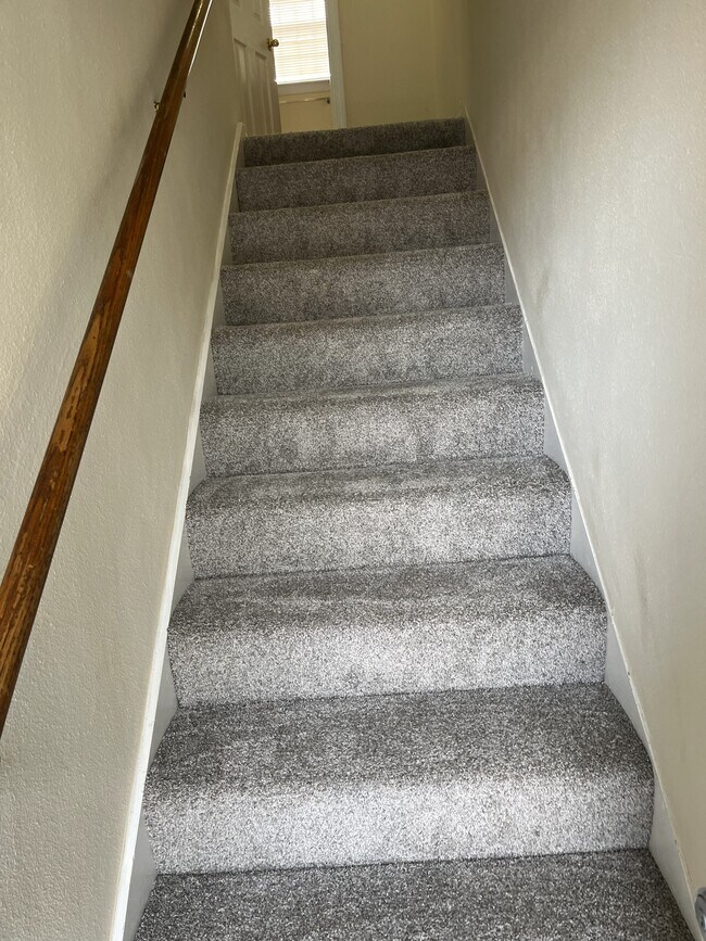 Building Photo - 824 Stonegate Ct