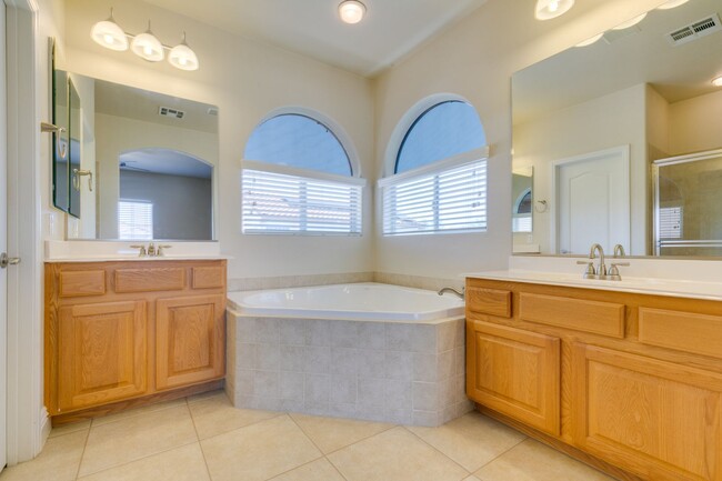 Building Photo - Spacious & Beautiful 3-Bedroom Home in Gat...