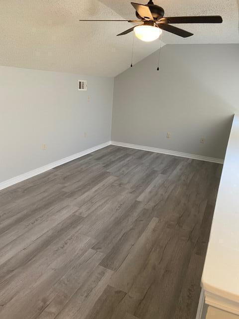 Building Photo - Pet friendly and ready for move in!