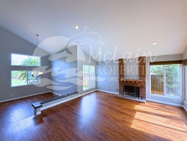 Building Photo - 4 bd with SOLAR  and AC with huge yard!