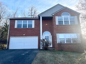 Building Photo - Spacious 4 Bedroom 2.5 Bath Home