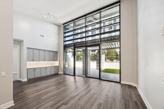 Building Photo - 9757 Katy Fwy