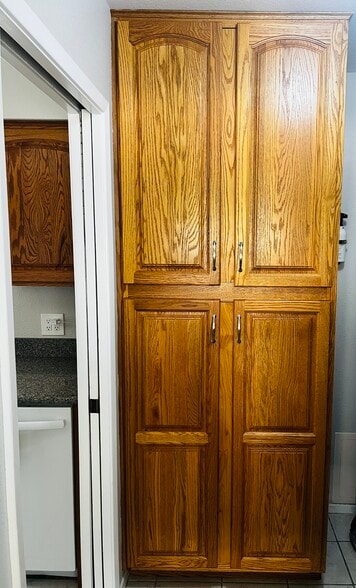Large pantry - 810 Leisure World