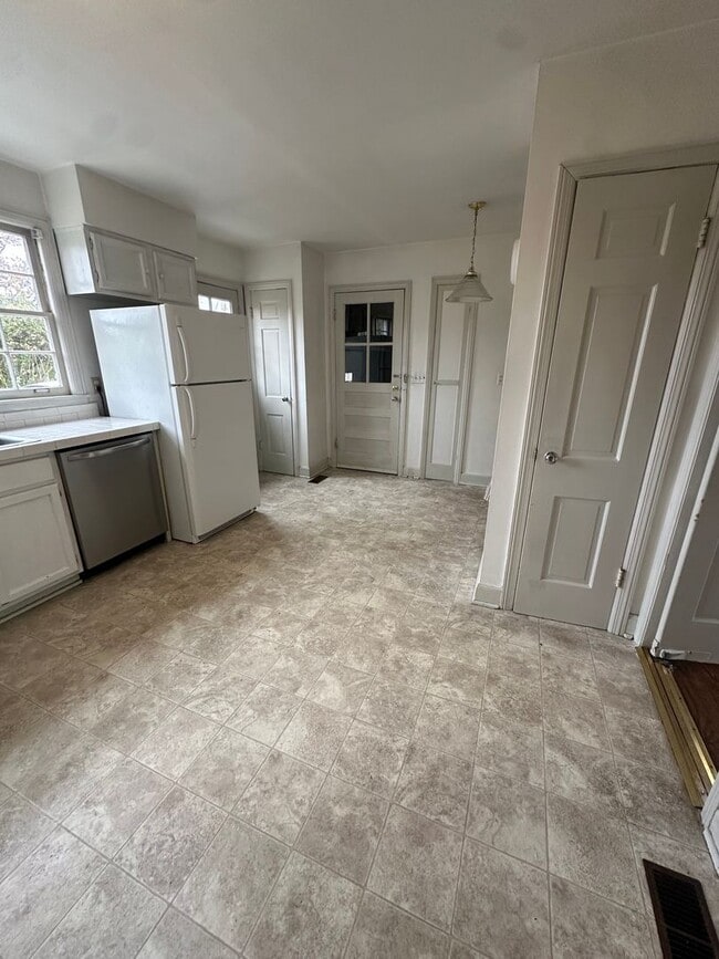 Building Photo - TWO MINUTES TO GREEN HILLS MALL