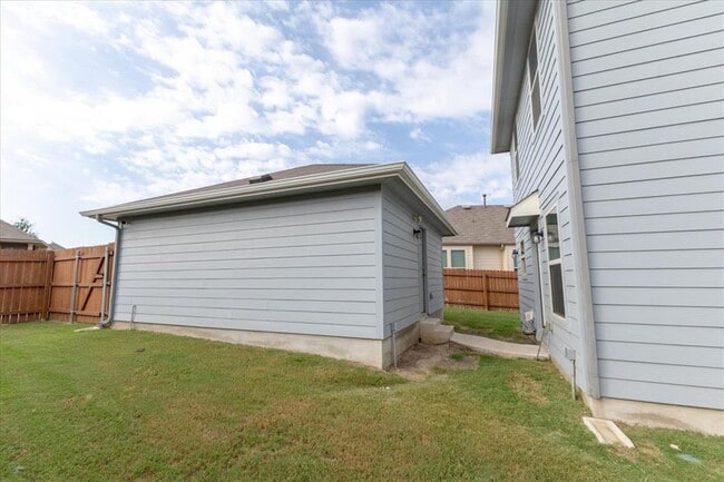 Building Photo - 440 Star Thistle St