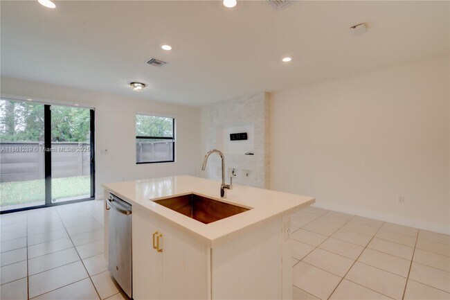 Building Photo - 15826 NW 91st Ct