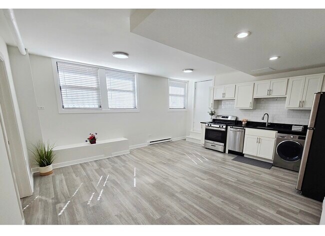 Building Photo - 732 W Roscoe St