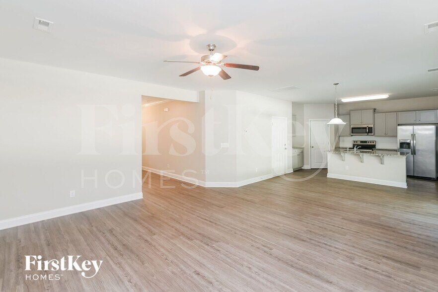 Building Photo - 9131 Marion Oaks Dr