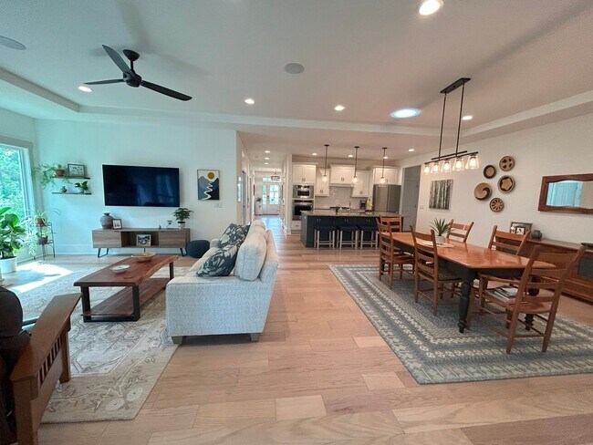 Building Photo - Beautifully appointed furnished 4 bedroom ...