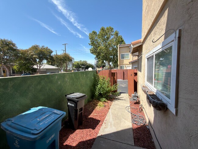 Building Photo - Prime Santa Clara Location | Bright 3BR/2.5BA End-Unit | 2 Primary Suites | Central Heat & AC