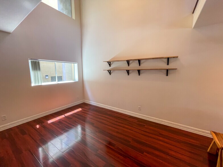 Building Photo - 2027 Beloit Ave