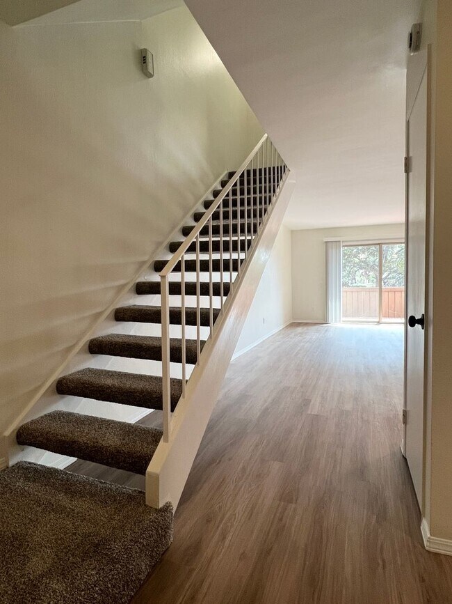 Building Photo - Beautiful Two Story 2Bd 1.5Ba Townhouse Ne...
