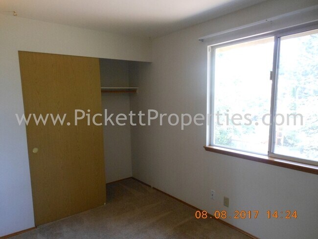 Building Photo - Large 3 Bedroom Home in Great Ridgetop Loc...