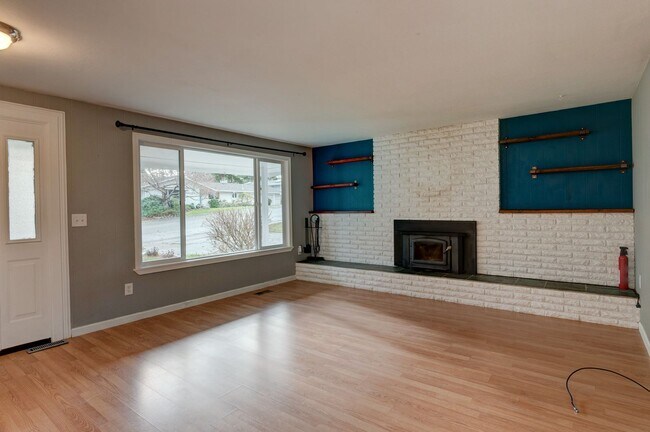Building Photo - Beautifully Updated 3-Bedroom Home with Large Fenced Yard
