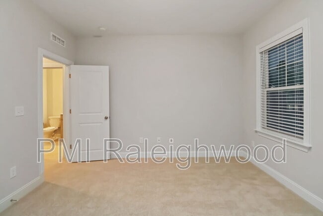 Building Photo - 304 Canyon Spring Trl