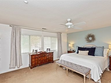 Building Photo - Recently updated, 3 bed 3 bath highly desi...