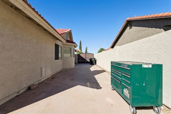Building Photo - 923 N 59th St