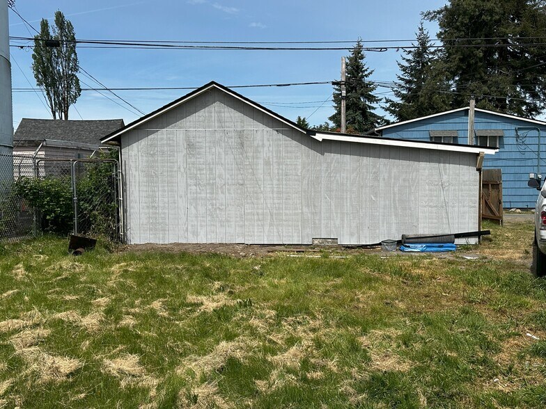 Garage w/shop - 823 E 64th St