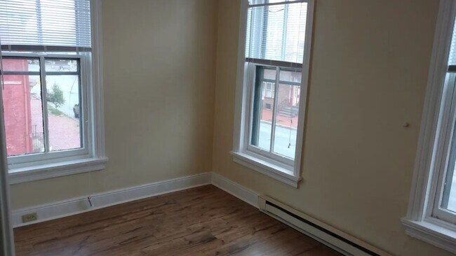 Building Photo - 1 Bedroom in Midtown w/optional Garage