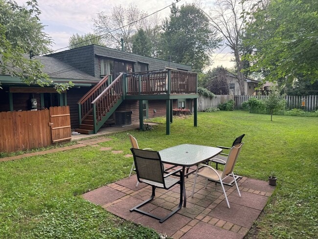 Building Photo - Gorgeous SFH with SS appliances, fenced ba...